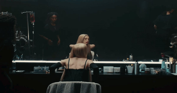 Gừng càng già càng cay, Anne Hathaway chiêu đãi khán giả màn khoe thân hết cỡ ở tuổi 44