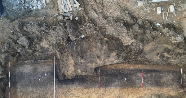 Xây nhà, phát hiện ngôi mộ dài 42 mét dưới nền đất