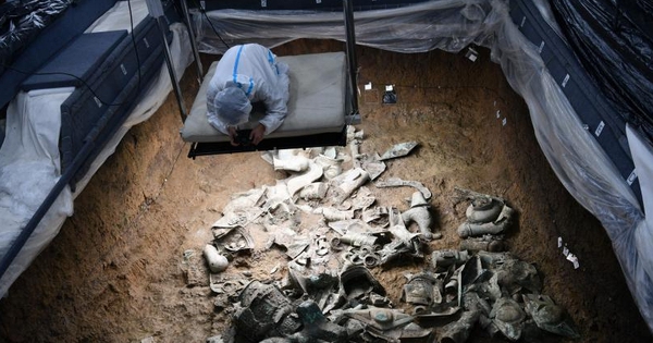 Đào hố tế lễ Tam Tinh Đôi, chuyên gia tìm thấy vũ khí 3.000 tuổi nằm thẳng đứng: Dấu vết ngoài hành tinh?