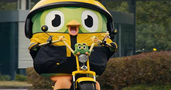 Linh vật của Duolingo bất ngờ 'từ chức', chuyển sang làm nhân viên 1 app giao hàng: Chuyện gì đây?