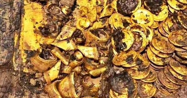 Đào sâu hơn 1m, 3 người đàn ông phát hiện hơn 20kg vàng liền báo chính quyền, được khen thưởng hơn 38 triệu đồng