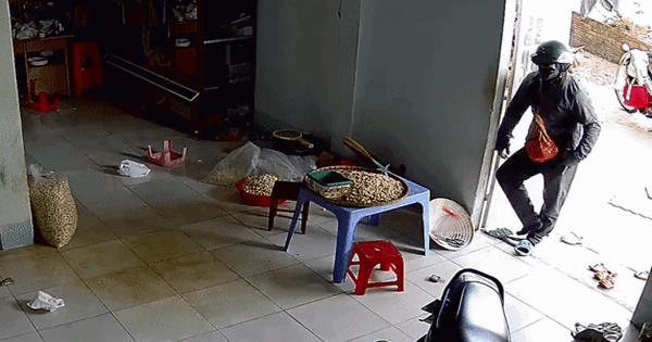 Shipper bước vào nhà trong lúc chờ khách chuyển tiền, cảnh lọt vào camera được cắt ra đăng tải khắp nơi