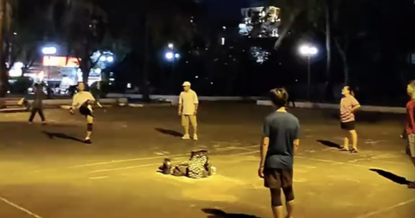 Đúng 1h23 đêm, khách Tây ngỡ ngàng với cảnh tượng xảy ra ở TP.HCM