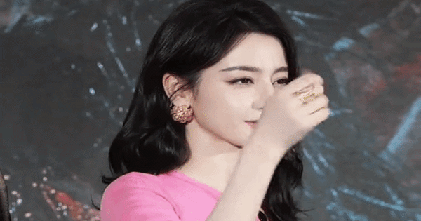 Địch Lệ Nhiệt Ba đã làm gì với gương mặt?