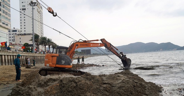 Cận cảnh trục vớt xác xe tăng vùi sâu dưới bãi biển Quy Nhơn