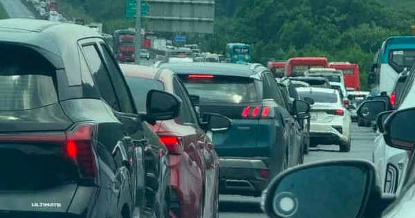 Kinh nghiệm xương máu vẫn bất lực: 12h đêm, 2h sáng và 12h trưa vẫn chưa xong, cửa ngõ phía Tây TP.HCM và các tỉnh đông nghẹt người đi nghỉ lễ