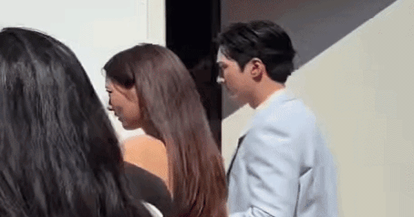Kim Soo Hyun được tình cũ Jisoo (BLACKPINK) tình tứ dìu đỡ tại sự kiện Canneseries, tạo nên cảnh phim ngôn tình giữa đời thật