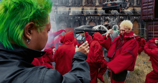 MCK kết hợp Phương Vũ ra mắt album trailer 360° quay bằng iPhone 17 Pro