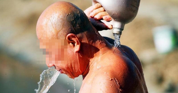 Người đàn ông 58 tuổi tử vong sau khi tắm, bác sĩ nhắc nhở 3 nhóm người không nên tắm bồn