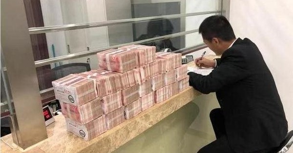 Khách yêu cầu tăng hạn mức chuyển khoản từ 19 tỷ lên 382 tỷ đồng/ngày, nghe giao dịch viên nói 1 câu liền rút toàn bộ tiền gửi tại ngân hàng