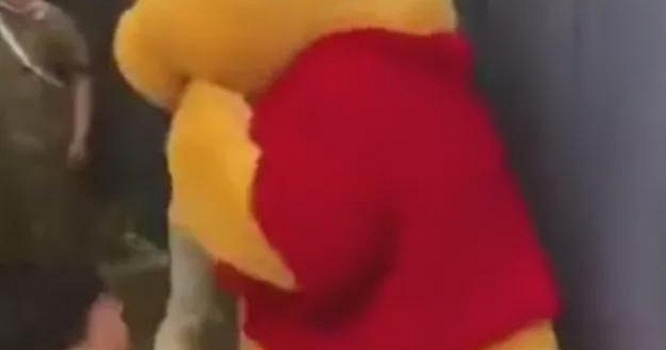 Bức ảnh đứa trẻ bên con thú nhồi bông mờ căm khiến nhiều người phải ngao ngán về cách 1 số cha mẹ dạy con!