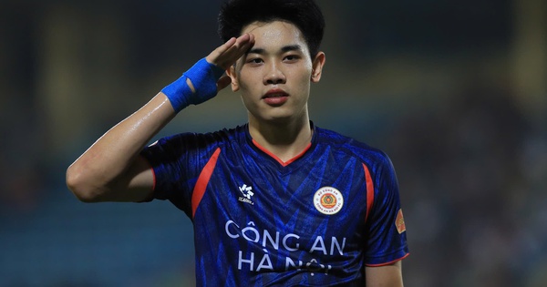 Đình Bắc lập cú đúp cho CAHN tại V.League, màn ăn mừng bùng nổ cảm xúc