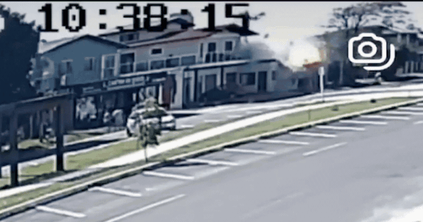 Máy bay đâm vào nhà hàng bốc cháy dữ dội như quả cầu lửa, người trên đường tháo chạy