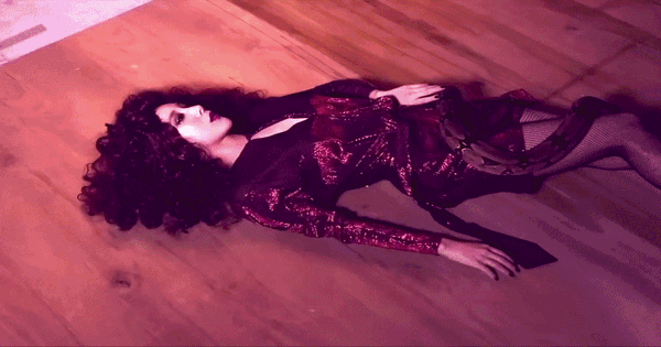 Nữ ca sĩ hết thời 1800 ngày không ai mời đi hát, về nông thôn sống bán sạch đồ hiệu còn đúng 2 chiếc túi