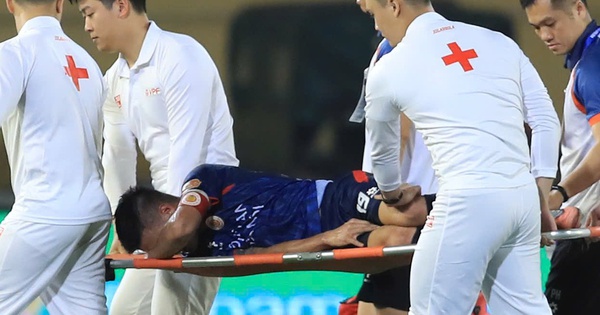 Quang Hải chấn thương đau đớn ôm mặt rời sân