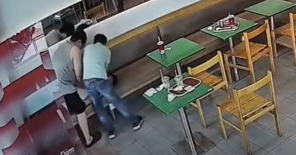 Nam bác sĩ ép tim giữa quán cà phê cứu người đàn ông đột ngột ngừng tim