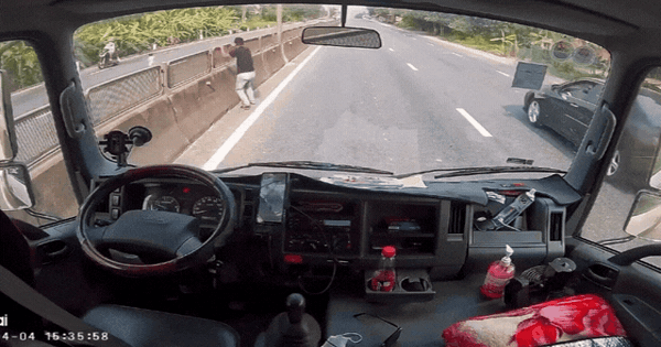 Clip: Tài xế bỏ xe, lao qua dải phân cách ôm chặt bé nhỏ giữa dòng xe container