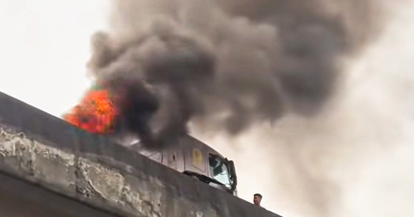 Cháy xe đầu kéo trên Vành đai 3 trên cao, khói đen cuồn cuộn