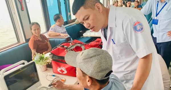 Cứu kịp thời du khách gặp sự cố trên vịnh Hạ Long