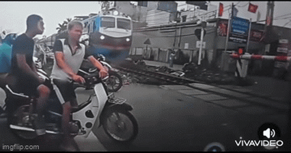 Thót tim khoảnh khắc tài xế xe máy bị tàu hỏa tông văng khi cố vượt rào chắn: Nguyên nhân phía sau gây phẫn nộ