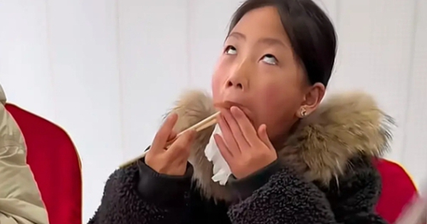 Bức ảnh đứa trẻ ngồi ăn cơm khiến dân mạng giật mình: Đây chính là hậu quả của việc bố mẹ không kiểm soát con xem gì trên điện thoại!