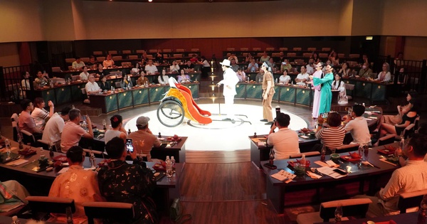 VIDEO: Show nghệ thuật, ẩm thực gần 2 triệu đồng ở trung tâm TPHCM có gì hấp dẫn?