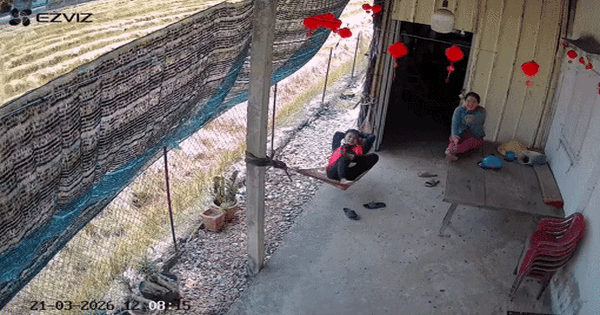 Con gái kiểm tra camera thấy cảnh shipper và mẹ trong nhà, đăng lên mạng liền được khuyên “cẩn thận”