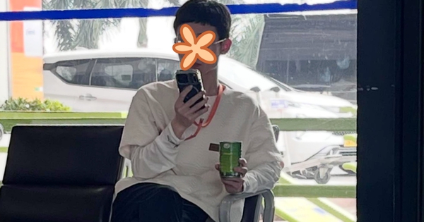 Anh trai nước ngoài cầm lon giải khát ở sân bay Nội Bài, zoom cận thì hết hồn: 