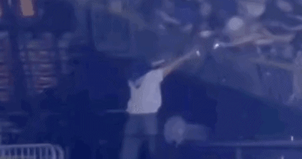 Sự cố kinh hoàng: Gãy rào chắn khán đài khiến nhiều người rơi từ trên cao xuống tại concert của Super Junior