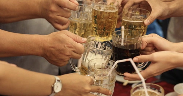 Ép người khác uống rượu, bia sẽ bị phạt 3 triệu đồng