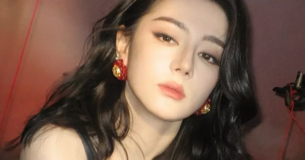 Mỹ nhân đè bẹp Địch Lệ Nhiệt Ba