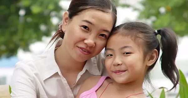 Đi họp lớp cùng mẹ, con gái ngây thơ hỏi: 