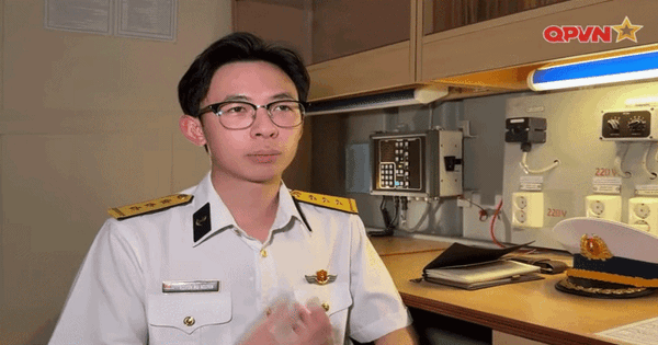 Thượng uý - Trợ lý phòng Đối ngoại, Bộ Tham mưu Quân chủng Hải quân gây sốt: Gương mặt tuấn tú, viết chữ đẹp như giấy khen
