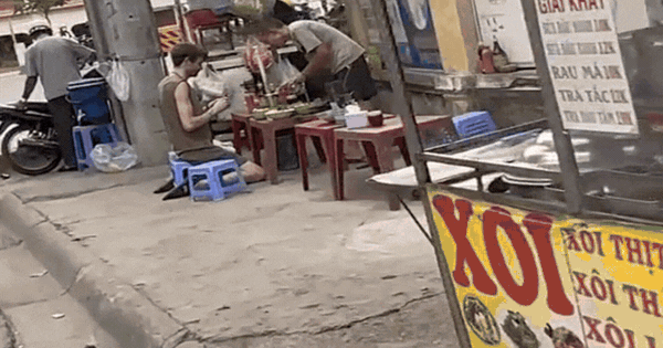 Khách Tây vừa quỳ vừa ăn ở quán vỉa hè TP.HCM: "Chắc cô bán bún cũng ngỡ ngàng với ảnh"