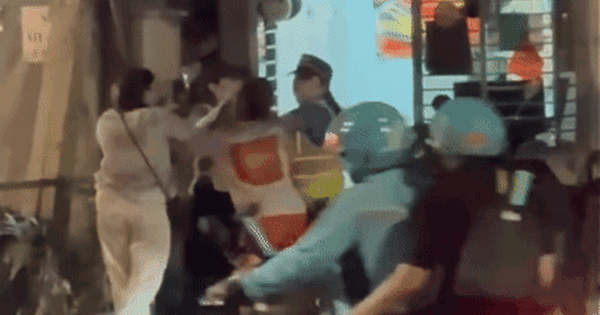 Người phụ nữ vượt rào chắn tàu, hành hung hai nhân viên đường sắt