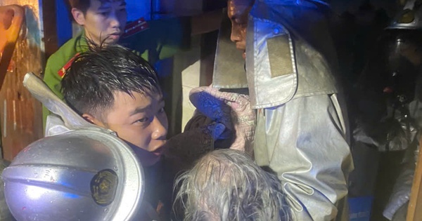 Cảnh sát giải cứu 2 người mắc kẹt trong ngôi nhà bị cháy lúc rạng sáng