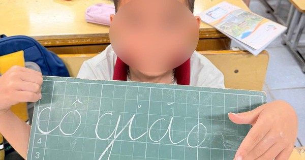 Được yêu cầu viết 1 câu nhận xét về cô giáo, cậu bé viết 1 chữ nhưng bất ngờ là phản ứng của giáo viên