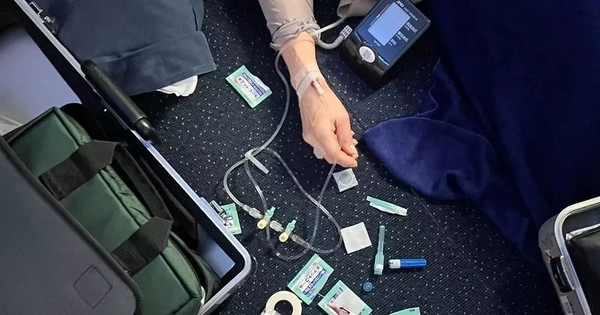 Cấp cứu khách nữ trên chuyến bay từ Việt Nam đi Nhật, kịch tính như trong phim