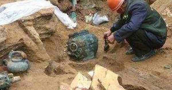 Phát hiện gói mì được sản xuất năm 1994 trong mộ cổ hơn 2.000 tuổi, chuyên gia ngay lập tức gọi cảnh sát