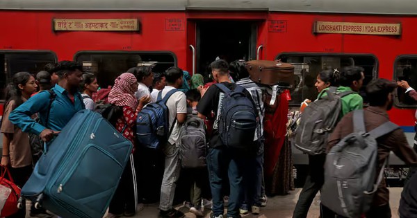 Cảnh tượng như thời Covid-19 bao trùm lên Ấn Độ, hàng trăm nghìn người đổ về các nhà ga, rời thành phố
