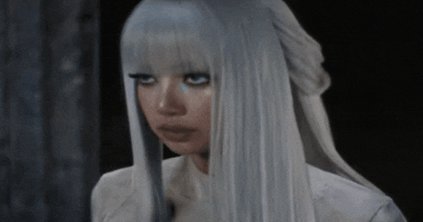 Lisa cứ bốc thế này thì còn lâu mới flop!