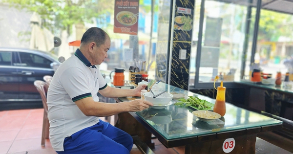 Xăng hạ nhiệt, giá tô phở, gói xôi vẫn neo cao: Vì sao “lên nhanh, xuống chậm”?