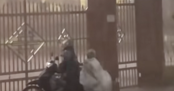 Đoạn video chiếc áo mưa rơi giữa giông bão khiến cư dân mạng Việt Nam xuýt xoa: Cả tuổi thơ chỉ mong có cảm giác này!