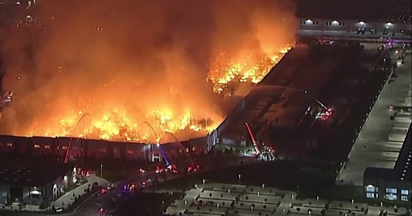 Video: Biển lửa nuốt trọn kho giấy vệ sinh khổng lồ ở California