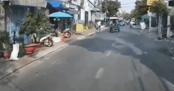 Clip tài xế ô tô ở TPHCM bỏ xe giữa đường sau mâu thuẫn giao thông