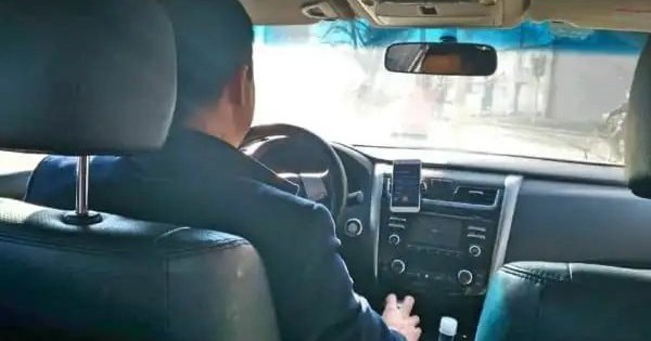 Phát hiện khách ôm túi đựng hơn 300 triệu đồng tiền mặt, tài xế nhận cuộc gọi lạ liền quay đầu đưa thẳng đến đồn công an