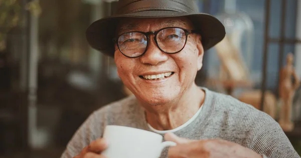 Người thường xuyên uống cà phê và người không uống, ai sống thọ hơn?