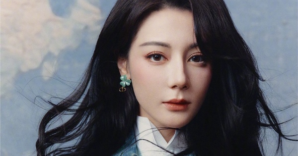 “Địch Lệ Nhiệt Ba có biết xấu hổ không vậy?”