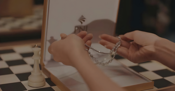 Khoảnh khắc rời khỏi bàn cờ: Câu chuyện phía sau sự thức tỉnh của LyLy trong Mưa rào và đại dương