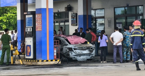 Hiện trường ô tô bốc cháy tại cây xăng khiến 2 thiếu niên tử vong